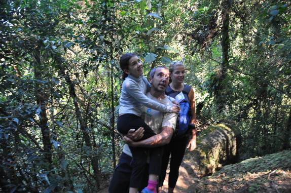 Carregando a Bebel trilha acima no Vale do Alcantilado em Mauá - RJ