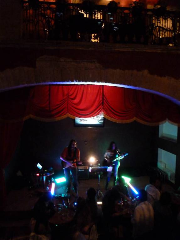 Casal dá show em baladinha de Guanajuato, no México Casal dá show em baladinha de Guanajuato, no México