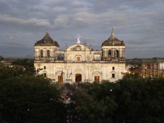 Catedral de León vista do alto do Museu dos Revolucionários, em León, na Nicarágua