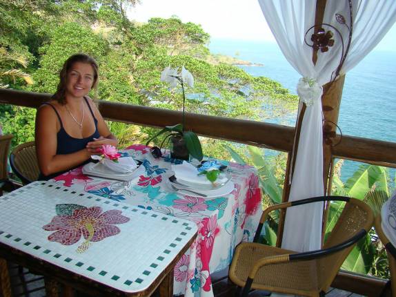 Celebrando a Trilha do Bonete no restaurante All Mirante, em Ilha Bela - SP Celebrando a Trilha do Bonete no restaurante All Mirante, em Ilha Bela - SP