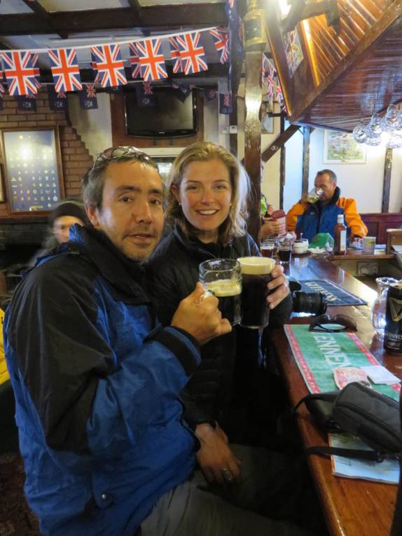 Celebrando com uma Guinness em um pub a nossa visita a Port Stanley, a capital de Falkland