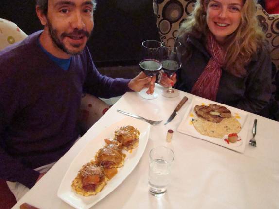 Celebrando no restaurante El Paladar, em Arequipa, com vinho chileno e carne de alpaca, a conquista do cume do El Mistí, no sul do Peru Celebrando no restaurante El Paladar, em Arequipa, com vinho chileno e carne de alpaca, a conquista do cume do El Mistí, no sul do Peru