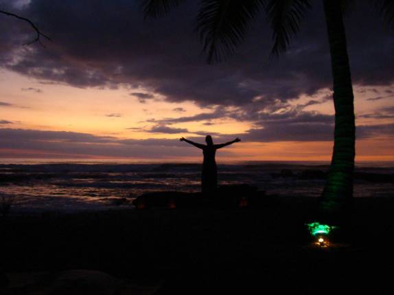 Celebrando o espetáculo do fim de tarde na praia de Santa Tereza, no litoral Pacífico da Costa Rica, península de Nicoya Celebrando o espetáculo do fim de tarde na praia de Santa Tereza, no litoral Pacífico da Costa Rica, península de Nicoya