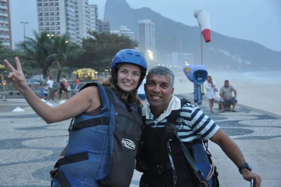 Celebrando o salto de asa delta, no Rio de Janeiro - RJ