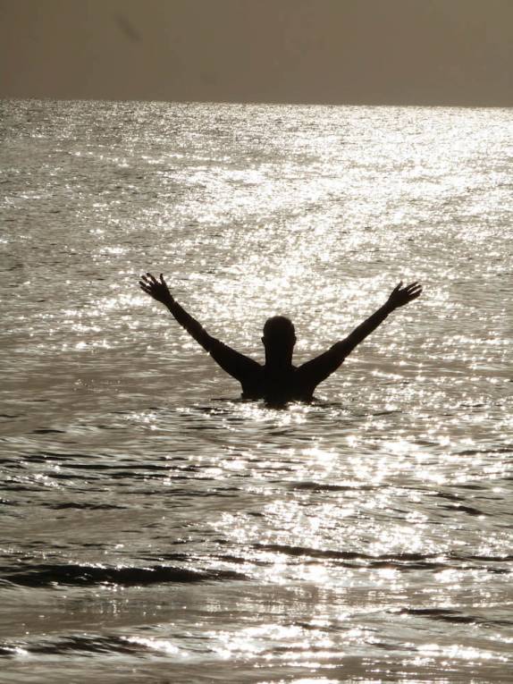 Celebrando o sol e o mar na praia de Darkwood Beach, no sudoeste de Antígua, no Caribe Celebrando o sol e o mar na praia de Darkwood Beach, no sudoeste de Antígua, no Caribe