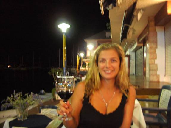 Celebrando um ano de viagem em alto estilo, com vinho frances, num dos restaurantes da marina Port La Royale, em Marigot - Saint Martin (caribe)