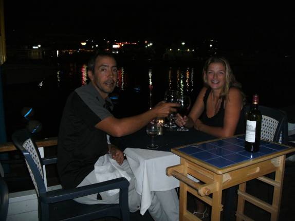 Celebrando um ano de viagem em alto estilo, com vinho frances, num dos restaurantes da marina Port La Royale, em Marigot - Saint Martin (caribe) Celebrando um ano de viagem em alto estilo, com vinho frances, num dos restaurantes da marina Port La Royale, em Marigot - Saint Martin (caribe)