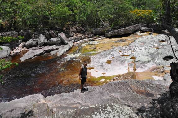 Cenário da subida do rio da Cachoeira do Sossego, com suas águas avermelhadas, em Lençóis, na Chapada Diamantina - BA