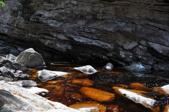 Cenário da subida do rio da Cachoeira do Sossego, com suas águas avermelhadas, em Lençóis, na Chapada Diamantina - BA