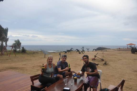 Cervejinha comemorativa no Museu do Tubarão ao final da Caminhada do Atalaia, em Fernando de Noronha - PE