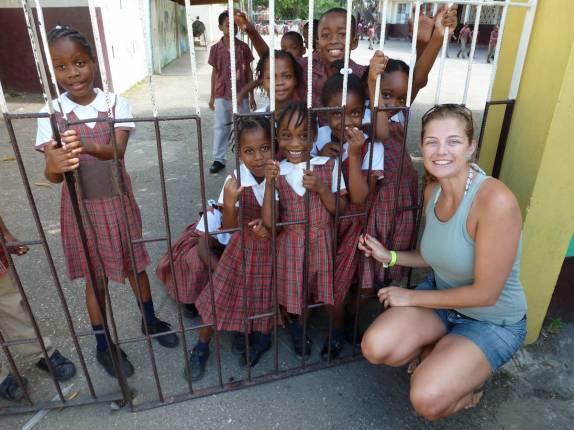 Chamando a atenção em escola de crianças em Montego Bay, na Jamaica Chamando a atenção em escola de crianças em Montego Bay, na Jamaica