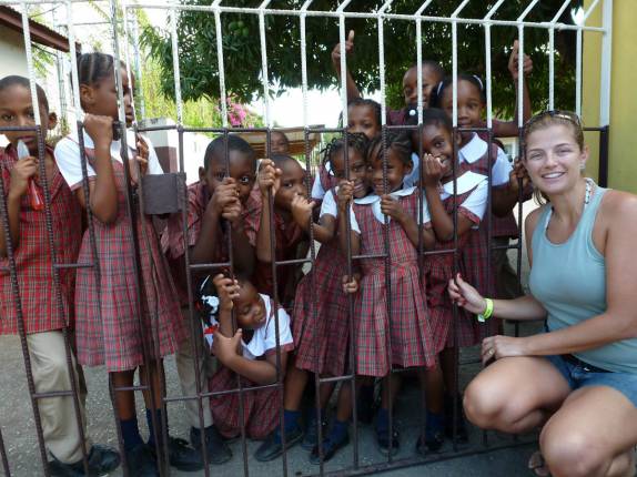 Chamando a atenção em escola de crianças em Montego Bay, na Jamaica Chamando a atenção em escola de crianças em Montego Bay, na Jamaica