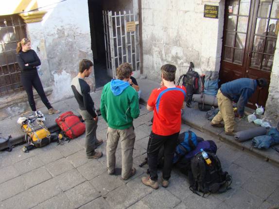 Checando o equipamento para o trekking do El Mistí, em Arequipa - Peru Checando o equipamento para o trekking do El Mistí, em Arequipa - Peru