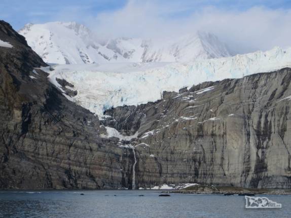 Chegando a maravilhosa Gold Harbour, na Geórgia do Sul, para uma sessão de caiaque e dsembarque em terra Chegando a maravilhosa Gold Harbour, na Geórgia do Sul, para uma sessão de caiaque e dsembarque em terra