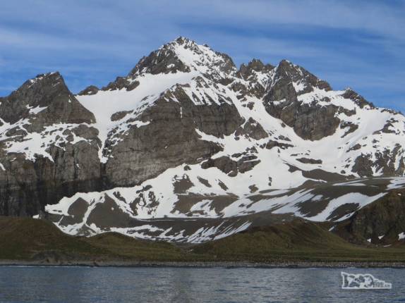 Chegando a maravilhosa Gold Harbour, na Geórgia do Sul, para uma sessão de caiaque e dsembarque em terra Chegando a maravilhosa Gold Harbour, na Geórgia do Sul, para uma sessão de caiaque e dsembarque em terra