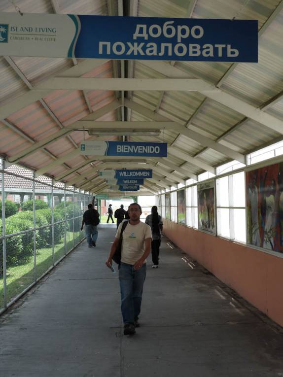 Chegando ao aeroporto de Antígua, no Caribe Chegando ao aeroporto de Antígua, no Caribe