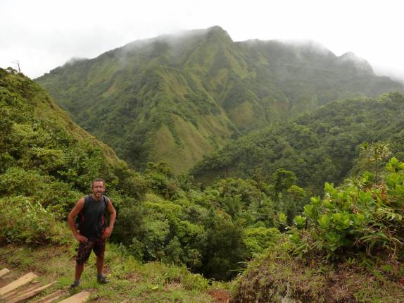 Chegando ao alto da trilha do Boiling Lake, no Trois Pitons National Park, em Dominica, no Caribe Chegando ao alto da trilha do Boiling Lake, no Trois Pitons National Park, em Dominica, no Caribe