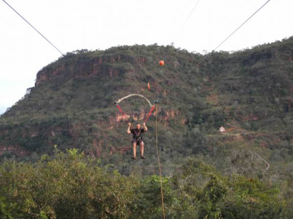 Chegando ao fim da tirolesa de 1.200 metros, em Carolina, região da Chapada das Mesas - MA Chegando ao fim da tirolesa de 1.200 metros, em Carolina, região da Chapada das Mesas - MA
