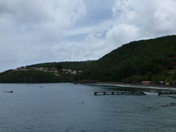 Chegando ao mar do Caribe logo após atravessar o Parque Nacional em Basse Terre, em Guadalupe, no Caribe