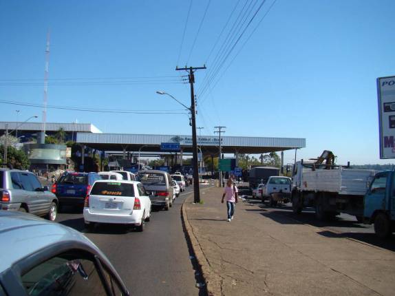 Chegando ao posto da Receita na Ponte da Amizade, em Foz do Iguaçu - PR Chegando ao posto da Receita na Ponte da Amizade, em Foz do Iguaçu - PR