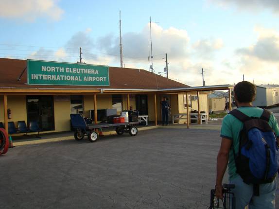 Chegando cedinho no aeroporto internacional de Eleuthera