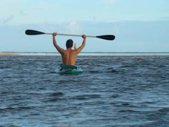 Chegando de caiaque no encontro do rio com o mar, na praia de Tabatinga, em Jacumã, distrito de Conde - PB Chegando de caiaque no encontro do rio com o mar, na praia de Tabatinga, em Jacumã, distrito de Conde - PB