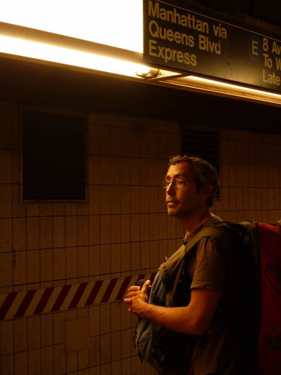 Chegando em Nova Iorque, no metrô, a caminho da Times Square (Estados Unidos)