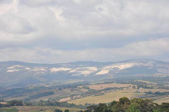 Chegando em São Thomé das Letras - MG, As manchas brancas são o efeito das pedreiras Chegando em São Thomé das Letras - MG, As manchas brancas são o efeito das pedreiras