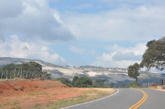 Chegando em São Thomé das Letras - MG, As manchas brancas são o efeito das pedreiras