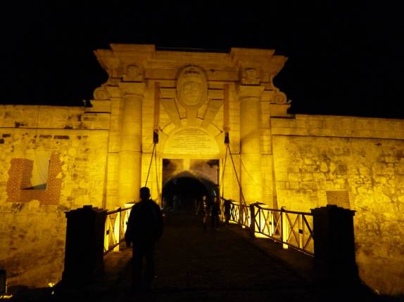 Chegando à Fortaleza de San Carlos, em Havana - Cuba Chegando à Fortaleza de San Carlos, em Havana - Cuba