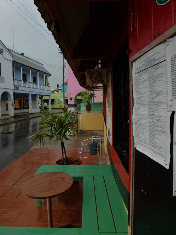 Chuva no nosso restaurante em Speightstown, no oeste de Barbados Chuva no nosso restaurante em Speightstown, no oeste de Barbados
