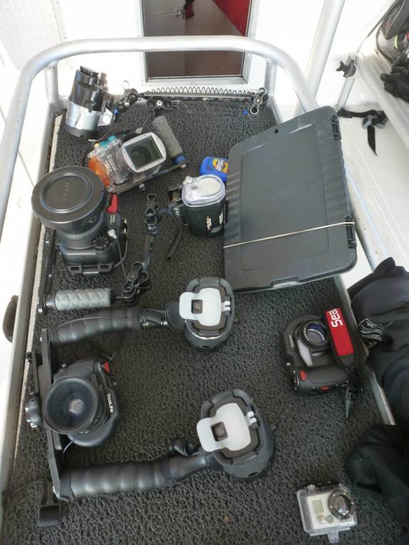 Coleção de máquinas subaquáticas (inclusive a nossa nova aquisição!) no barco de mergulho em Little Cayman, nas Ilhas Caiman