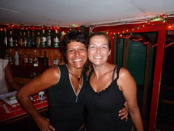 Com a argentina Eugenia, em Clifton, capital de Union Island, ilha no sul de São Vicente e Granadinas, no Caribe Com a argentina Eugenia, em Clifton, capital de Union Island, ilha no sul de São Vicente e Granadinas, no Caribe