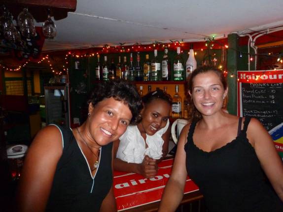 Com a argentina Eugenia e a vicentina Niki, em Clifton, capital de Union Island, ilha no sul de São Vicente e Granadinas, no Caribe Com a argentina Eugenia e a vicentina Niki, em Clifton, capital de Union Island, ilha no sul de São Vicente e Granadinas, no Caribe