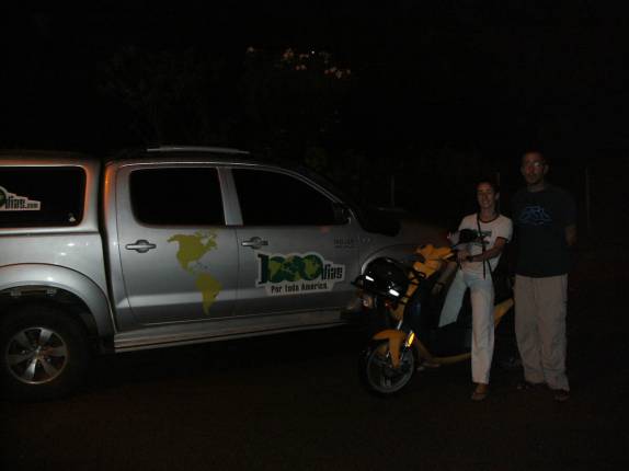 Com a Elza e sua super vespa, depois do jantar em Montjoly, região de Cayenne - Guiana Francesa Com a Elza e sua super vespa, depois do jantar em Montjoly, região de Cayenne - Guiana Francesa