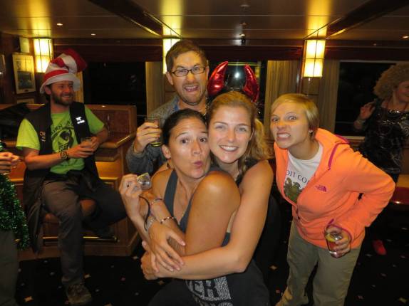 Com a Kim, Greg e Anna durante festa no trecho entre Buenos Aires e as Ilhas Malvinas Com a Kim, Greg e Anna durante festa no trecho entre Buenos Aires e as Ilhas Malvinas