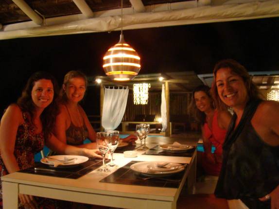 Com a Luciana, Ana e a Gracie no restaurante 'El Gordo' em Trancoso - BA Com a Luciana, Ana e a Gracie no restaurante 'El Gordo' em Trancoso - BA