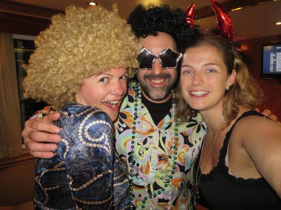 Com a Rowan e o Dave durante festa no trecho entre Buenos Aires e as Ilhas Malvinas Com a Rowan e o Dave durante festa no trecho entre Buenos Aires e as Ilhas Malvinas