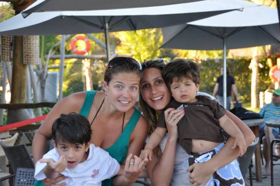 Com a Sandreli (esposa do Besouro), o Caique e o Lucca, na Pousada do Rio Quente, perto de Caldas Novas em Goiás Com a Sandreli (esposa do Besouro), o Caique e o Lucca, na Pousada do Rio Quente, perto de Caldas Novas em Goiás