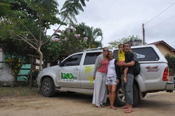 Com a Tuquinha e o Klaivan, da Pousada Arco-íris, em Itaúnas - ES