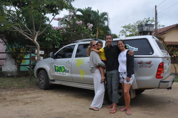 Com a Tuquinha e o Klaivan, da Pousada Arco-íris, em Itaúnas - ES