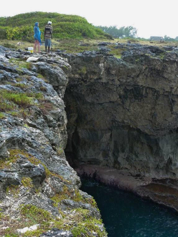 Com chuva, socializando com um pescador na costa norte de Barbados Com chuva, socializando com um pescador na costa norte de Barbados