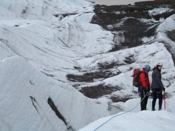 Com nossa guia eslovaca na geleira Vatnajokull, no parque de Skaftafell, no sul da Islândia Com nossa guia eslovaca na geleira Vatnajokull, no parque de Skaftafell, no sul da Islândia