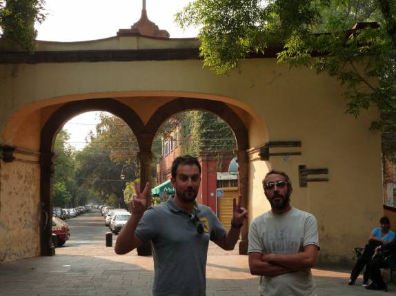 Com nosso anfitrião na Cidade do México em visita ao bairro de Coyoacán, terra de Frida Kahlo