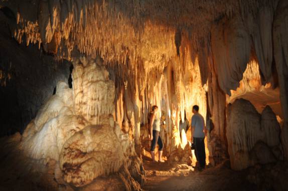 Com nosso guia Rosivaldo em um salão da Gruta dos Anjos, em Brejo do Amparo - Januária (MG) Com nosso guia Rosivaldo em um salão da Gruta dos Anjos, em Brejo do Amparo - Januária (MG)