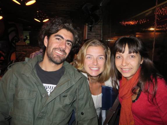 Com nossos amigos Jorge e Belen, na agitada noite de Córdoba, na Argentina