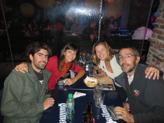 Com nossos amigos Jorge e Belen, na agitada noite de Córdoba, na Argentina