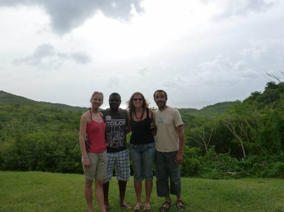 Com nossos amigos suecos, Maria e Douglas, na pousada deles em Anse Mitan, ao sul de Fort-de-France, na Martinica