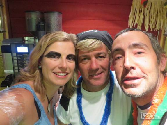 Com o Collin em festa da fantasia no Sea Spirit, deixando a Geórgia do Sul, a caminho da Antártida Com o Collin em festa da fantasia no Sea Spirit, deixando a Geórgia do Sul, a caminho da Antártida