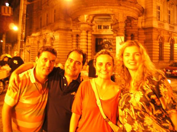 Com o Daniels, Metralha e Ana em frente a Bolsa do Café, na night do centro histórico de Santos - SP
